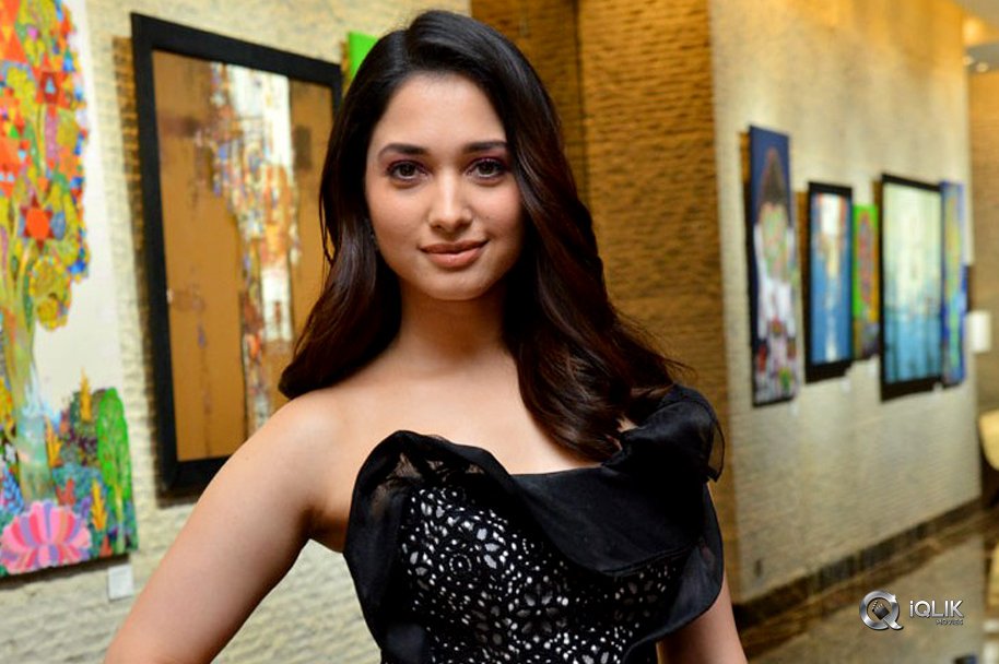 Tamannaah-at-Naa-Nuvve-Movie-Audio-Launch